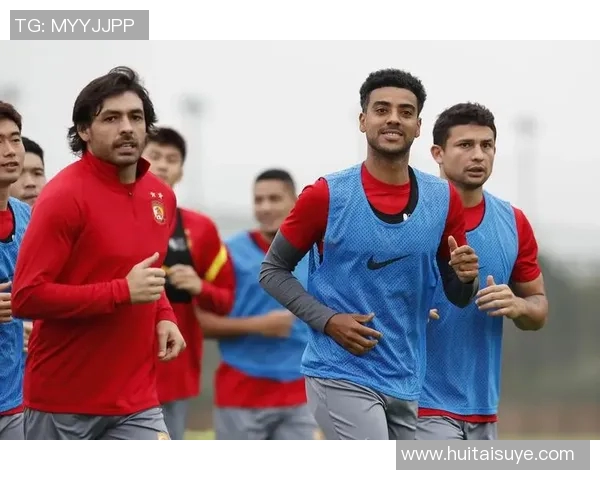 足球巨星私下踢球日常揭秘引发球迷热议与场外花絮关注 足球巨星私下踢球日常揭秘引发球迷热议与场外花絮关注